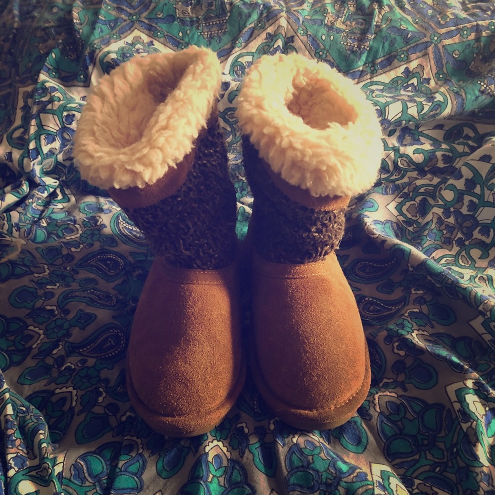 Girls bearpaw boots